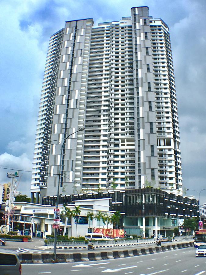 The Landmark - 800 Sqf Studio With Balcony Apartment George Town Bagian luar foto